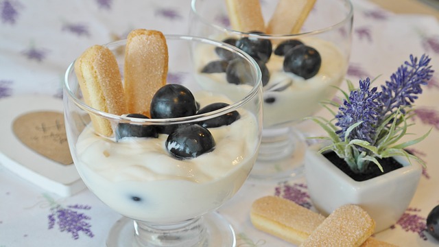 jogurt s ovocem a sušenkami